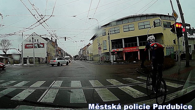 Cyklista projel před autem strážníků frekventovanou křižovatku na červenou