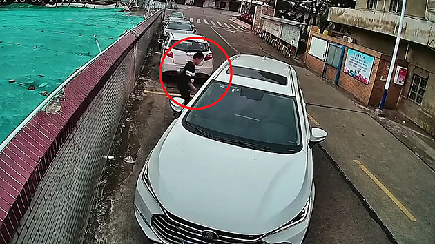 Naučte se podélně parkovat, ať nedopadnete jako zoufalec v Číně
