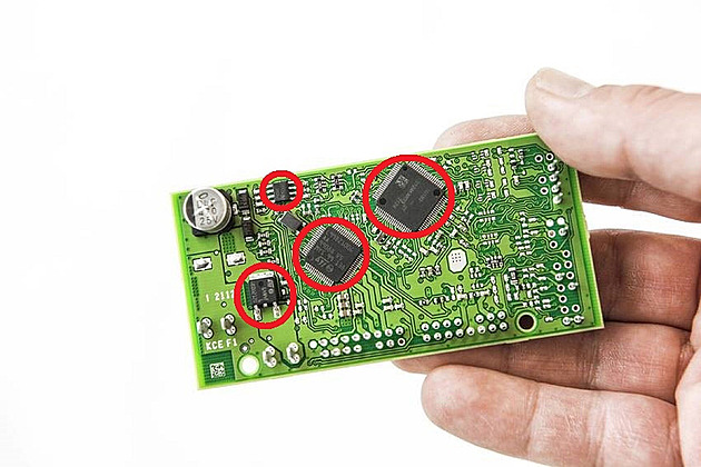 Co je to vlastně ten čip? V autech chybí také pro světla, okna i displeje