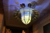 Čím více ‚nepravdy‘, tím méně svítí. Umělecká lampa v centru Prahy reaguje na dezinformační weby