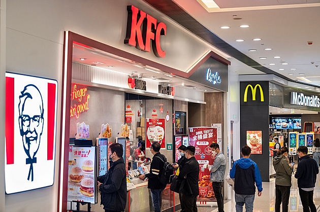 Nákupní šílenství v KFC. Někteří Číňané kupují menu jen kvůli hračce