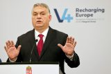 Vláda opatrně hledá odstup od Visegrádu