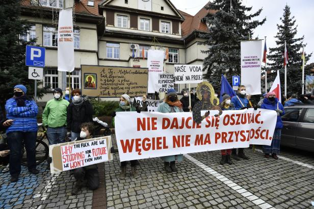 

Aktivisté z Česka, Německa i Polska demonstrovali za ukončení těžby v Turówu

