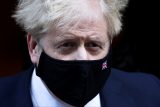 Opozice i konzervativci vyzývají Johnsona k rezignaci. Sám připravuje operaci ‚záchrana velkého psa‘