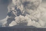 U Tongy vybuchla podmořská sopka. Lidé u pobřeží utíkali před vlnou tsunami na poslední chvíli