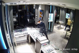 VIDEO: Krádež za miliony korun. Tři ozbrojení lupiči ukradli v pražském obchodu luxusní hodiny