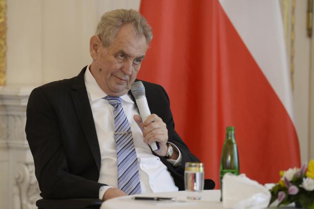 

Prezident Zeman nehodlá obnovit schůzky ústavních činitelů k zahraniční politice, řekl na Frekvenci 1

