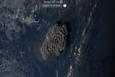 Po mohutném výbuchu podmořské sopky u Tongy zasáhla tichomořské ostrovy cunami