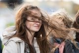 Většinu Česka zasáhne v pondělí silný vítr. Meteorologové doporučují zajistit okna i dveře