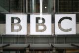 Britská vláda chce na dva roky zmrazit koncesionářské poplatky BBC. Zvažuje i jejich zrušení