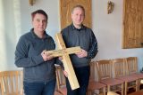 Majitelé si vyzvedli kříže z trámů kostela, který poničilo tornádo. Na jeho obnovu přispěli 200 tisíc