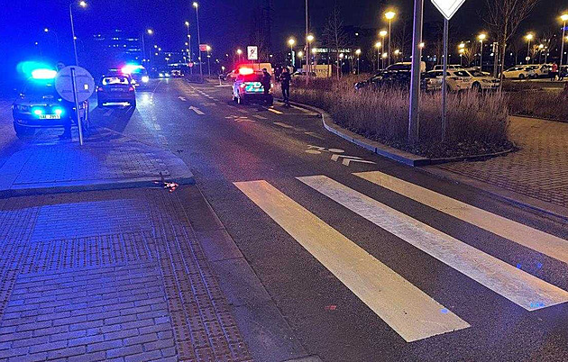 Řidička v Praze srazila na přechodu chlapce, s úrazem hlavy skončil v nemocnici