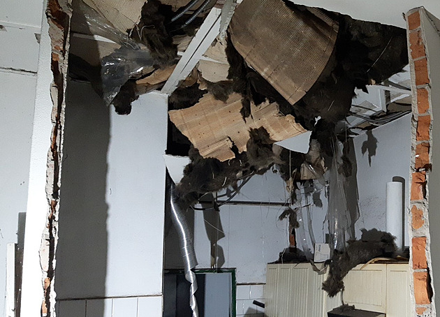 Výbuch propanbutanové lahve v obchodě v Psárech zranil dva lidi