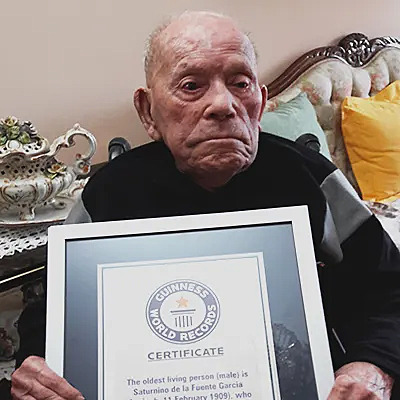 Zažil španělskou chřipku i covid. Ve 112 letech zemřel nejstarší muž světa