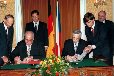 Už jsme zapomněli, co kdysi podepsali Helmut Kohl a Václav Klaus, a zase se vracíme k dávným stereotypům
