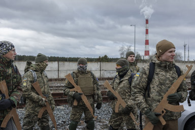 Kryt ze sklepa či přemalování neprůstřelné vesty. Jak se Ukrajinci u hranic připravují na možnou válku