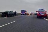 Dálnici D52 ve směru na Brno uzavřela hromadná nehoda. Srazila se osobní auta, dodávka a kamion