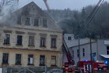 Hasiči zasahují u požáru třípatrového domu na okraji Liberce. Na místě je deset zraněných