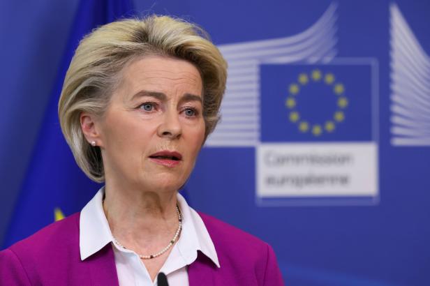 

Evropská ombudsmanka kritizuje Komisi za neuveřejnění komunikace s šéfem Pfizeru

