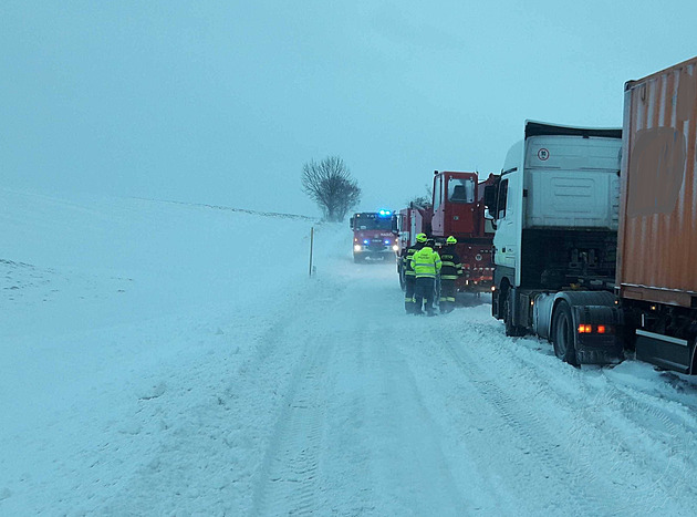 Vítr v Česku sílí a komplikuje dopravu. Překážejí i sněhové jazyky