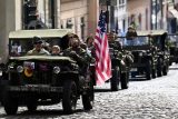 Centrem Prahy projel konvoj historických amerických armádních aut. Řidiči uctili padlé vojáky