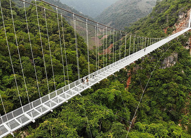 Kde hledat nejdelší prosklený most světa? Bílý drak se usadil ve Vietnamu