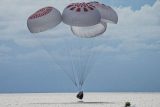 Modul Crew Dragon s astronauty z Mezinárodní vesmírné stanice přistál do moře u Floridy