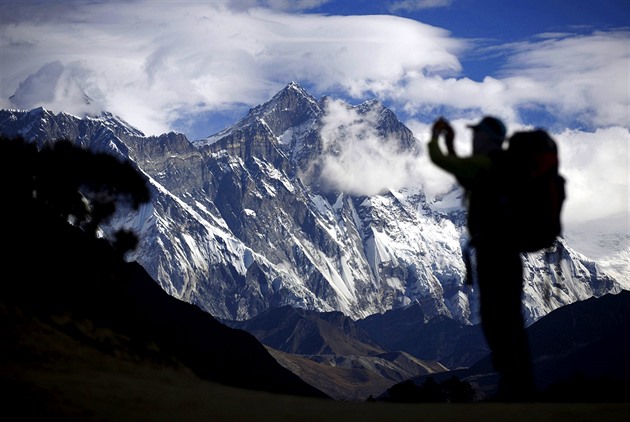 Skupina horolezců hledá bezpečnější cestu na vrchol Mount Everestu
