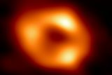 Astronomové zveřejnili první snímek obří černé díry. Saggitarius A* se nachází v centru naší galaxie