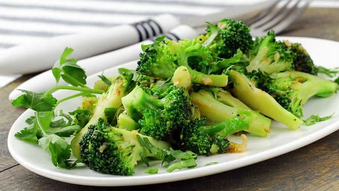 5 druhů zeleniny, které pomohou zatočit s vašimi kily