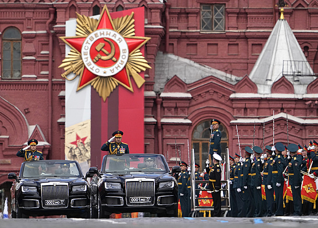 Autofotka týdne: Putinovy limuzíny s uříznutou střechou defilovaly v Moskvě