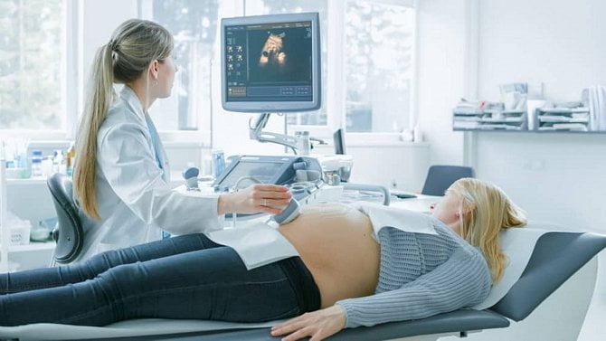 Amniocentéza slouží k odhalení Downova syndromu i dalších vrozených vad. Jak probíhá?