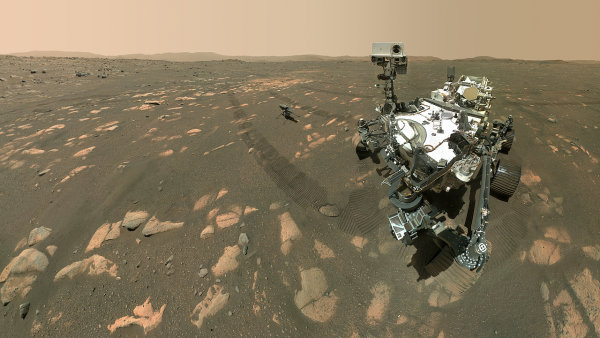 Pokud byl na Marsu život, teď to zjistíme. Vozítko Perseverance začíná zkoumat deltu starodávné řeky