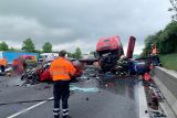 Při autonehodě na D1 zemřeli dva lidé, další jsou těžce raněni. Dálnice je ve směru na Brno uzavřena