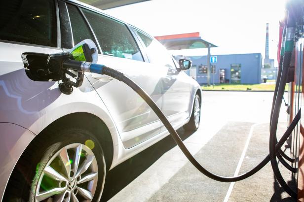 

Spotřební daň z nafty a benzinu se na léto sníží. Zeman podepsal tento i další zákony

