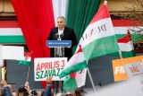 Orbán blokuje protiruské sankce a vydírá EU kvůli kritice právního státu, tvrdí europoslanec Kolaja