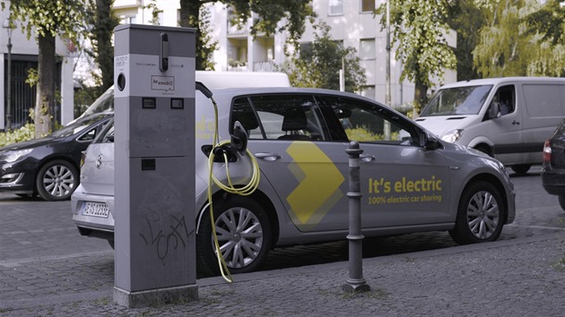 Rakouský elektromobilista vyhrál soud o krátký dojezd svého auta na baterky