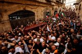 ‚S pohřbem to nesouvisí. Izrael zatkl jednoho z Palestinců, který nesl rakev zastřelené reportérky