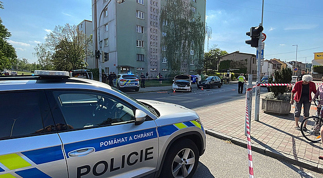 V Kralupech nad Vltavou se srazila čtyři auta, zranila se jedna policistka