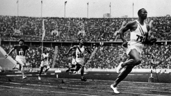 Sport fascinoval i tyrany 20. století, ale olympiádou v Berlíně to nezačalo