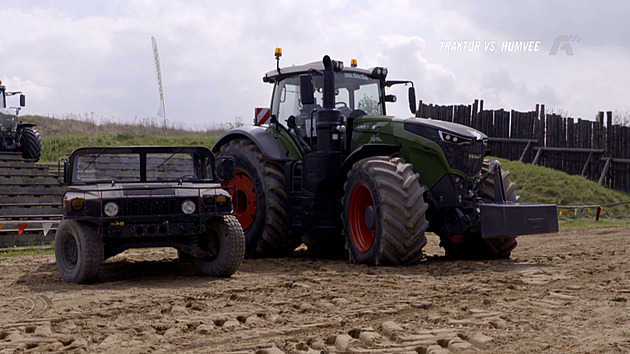 VIDEO: Traktor versus humvee. Zemědělec s vojákem zápasili v bahně