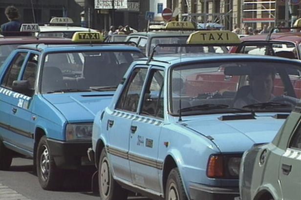 

30 let zpět: Nešvary pražských taxikářů

