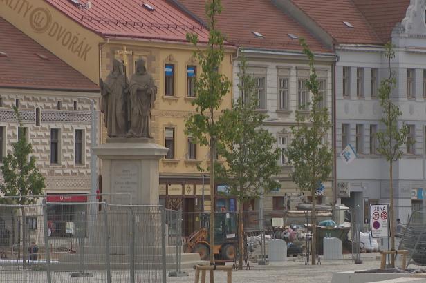 

Třebíč chtěla na náměstí víc zeleně, kvůli protestu památkářů přijde o 750 tisíc korun

