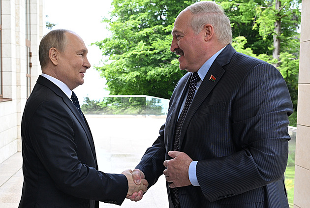 Navzdory potížím sankce zvládáme, notovali si Putin s Lukašenkem v Soči