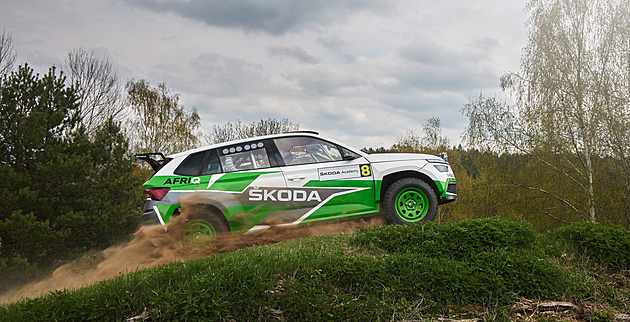 Dakarská Škoda Afriq v akci. Rallyový kamiq má pohon 4×4 a na palubě vodovod