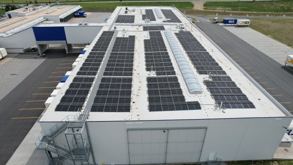 GLS zvyšuje podíl ekologicky šetrných technologií. Pořizuje si další elektrovozy a na střeše hubu v Jihlavě vybudovala fotovoltaickou elektrárnu
