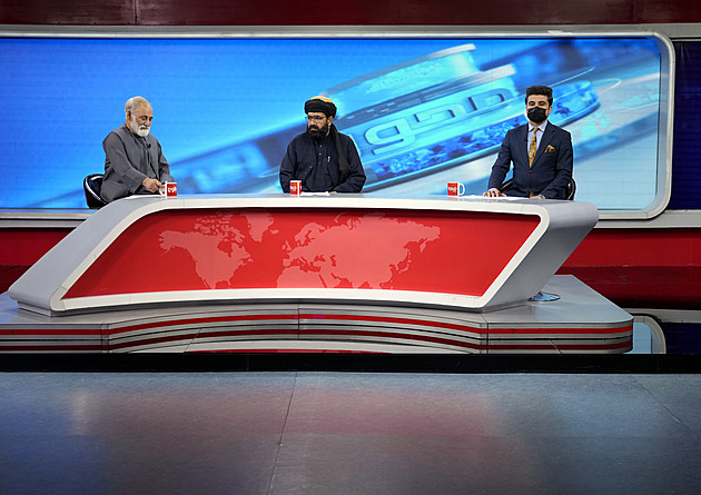 Moderátoři afghánské televize si zahalují tvář. Vyjadřují solidaritu kolegyním