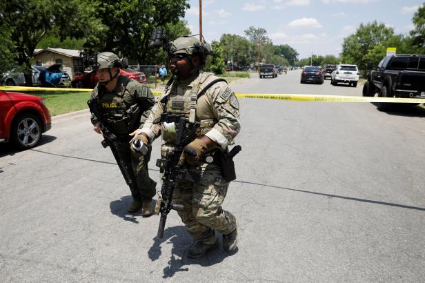 

Střelec v texaské škole zabil 15 lidí, z toho 14 dětí

