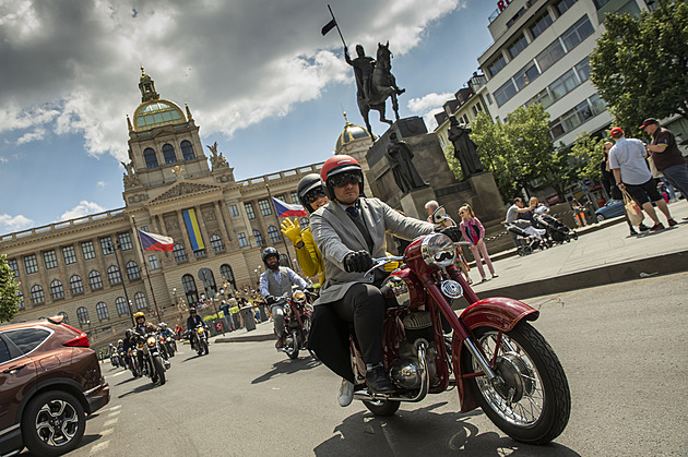 OBRAZEM: Fešáci okouzlovali Prahu svými motorkami a stylovými obleky