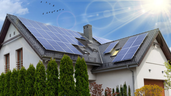 Povinné soláry na střechách zvednou ceny jejich instalace. Už teď je na trhu nedostatek montážních firem